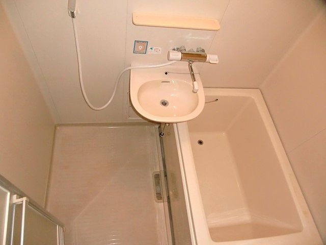 浴室：水栓は温度調節機能付き