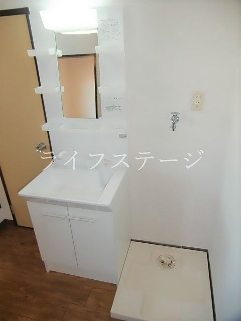 シャワー付き洗面化粧台に洗濯水栓は自動止水栓で安心