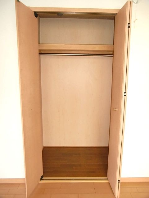洋室収納：ハンガーパイプの付いた収納スペース２箇所