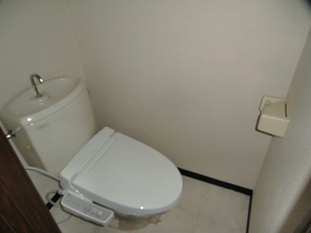 トイレには温水洗浄便座の設置があります