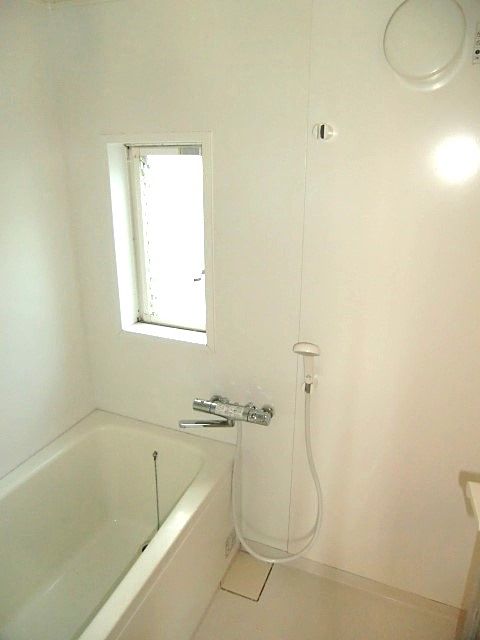 浴室には小窓、水栓は温度調節付
